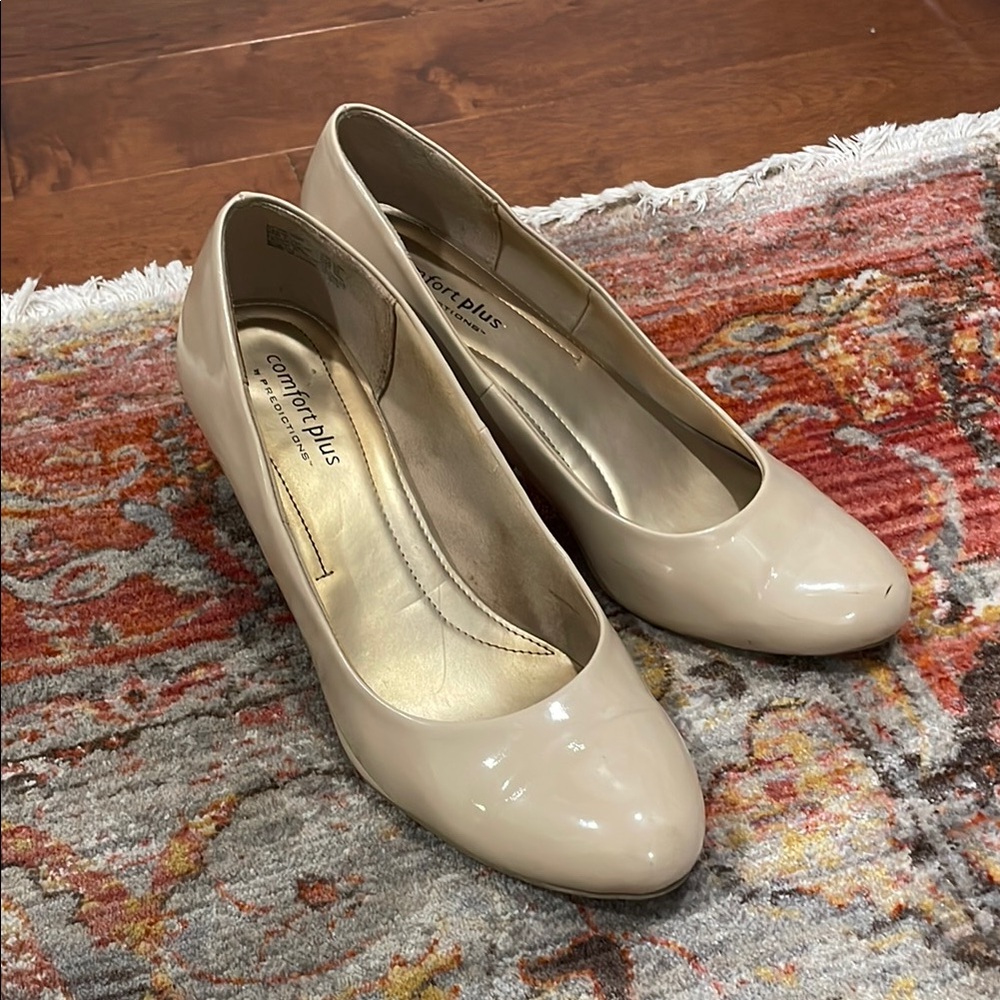 Well-worn Women's Cream Pumps